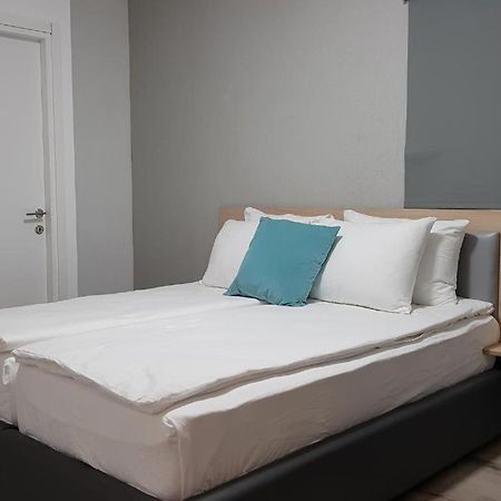 Airport Guest House Or Yehuda Exterior photo