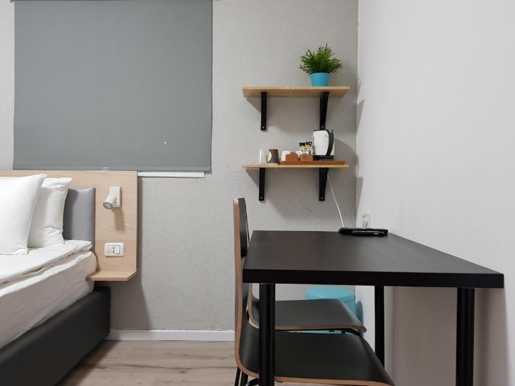 Airport Guest House Or Yehuda Exterior photo