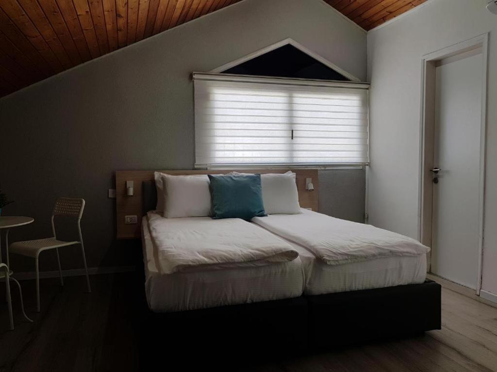 Airport Guest House Or Yehuda Room photo